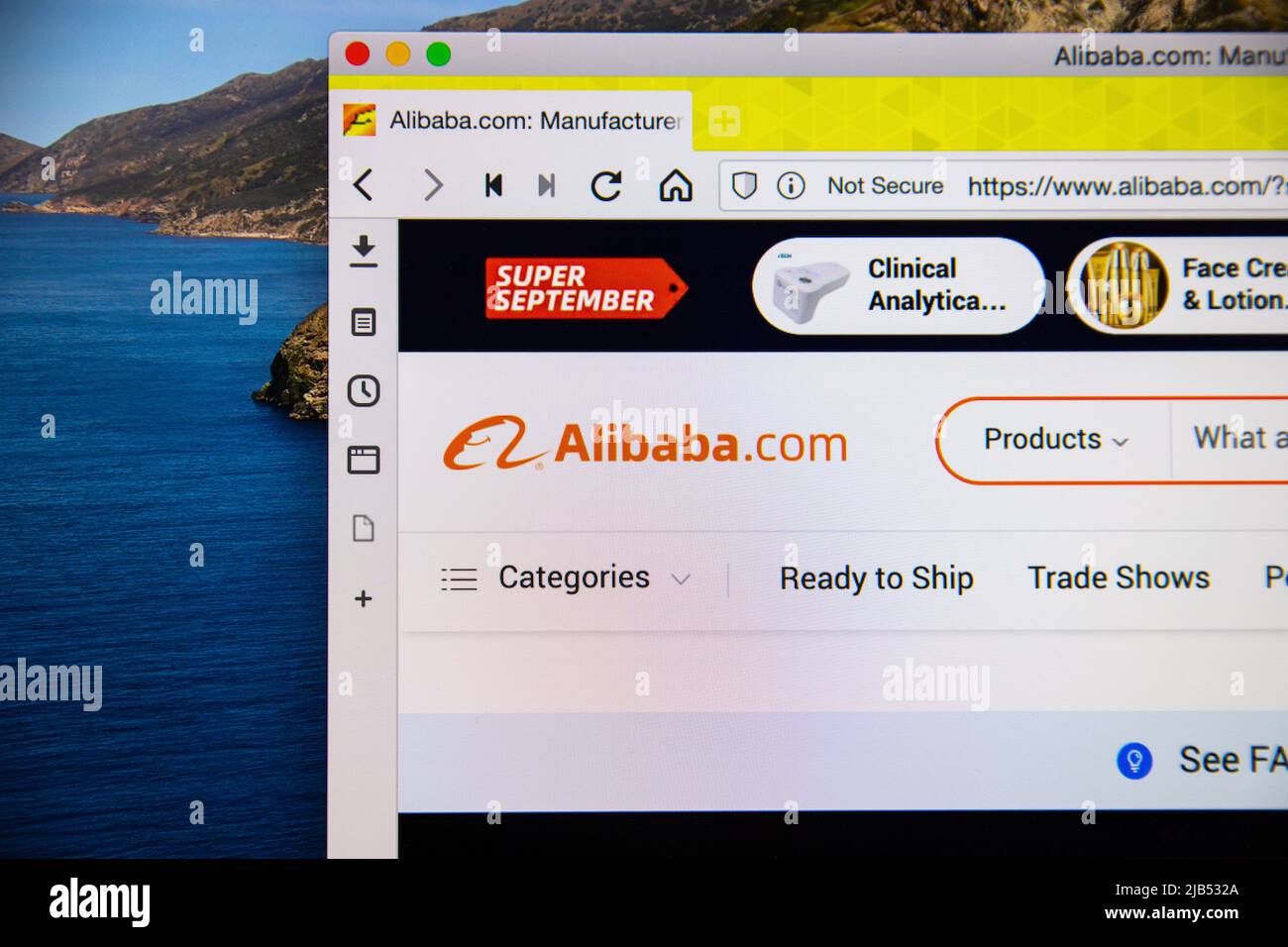Alibaba-Logo auf seiner Website. Die Alibaba Group, die multinationale Holding des chinesischen Konzerns, ist das weltweit größte Einzelhandels- und E-Commerce-Unternehmen. Stockfoto