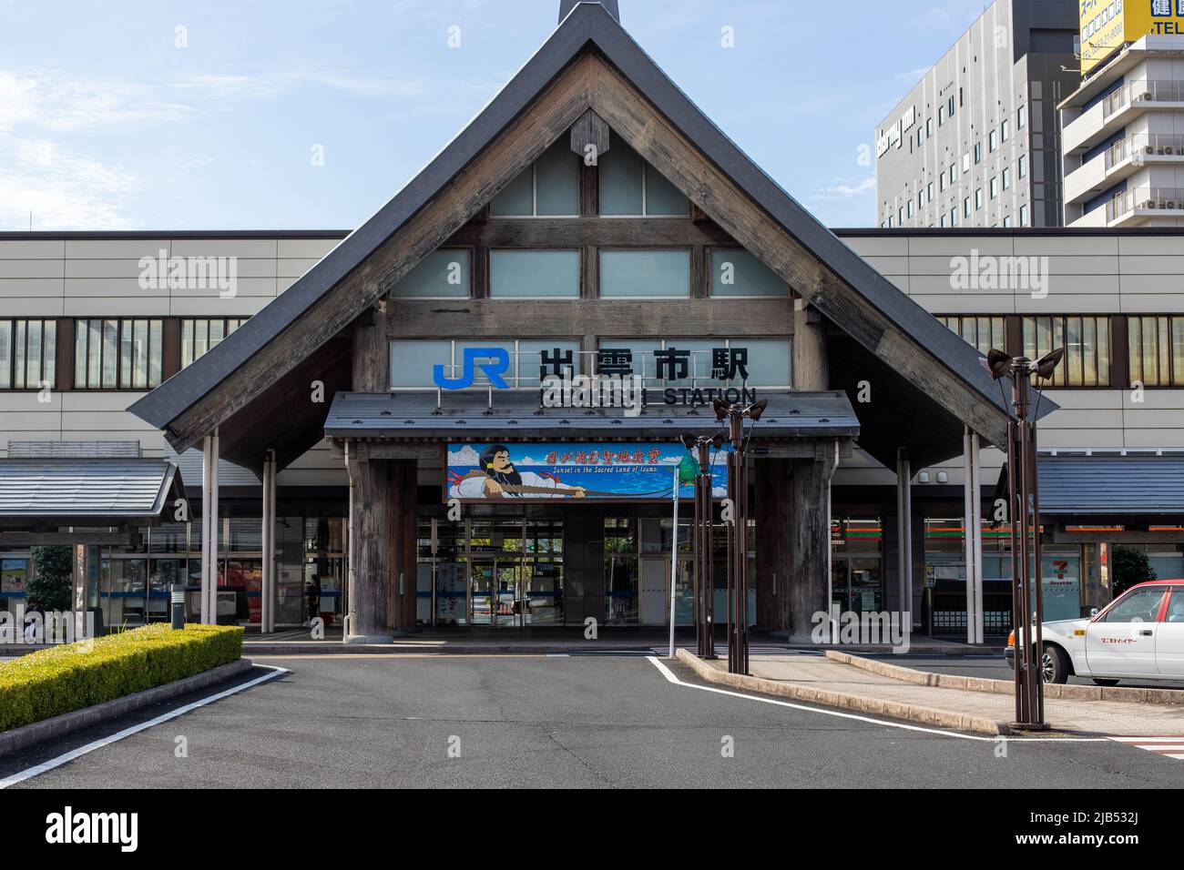 Izumo, Shimane / JAPAN - Sep 22 2020 : Izumo-shi Eki (Izumo-shi Station), ein Bahnhof der West Japan Railway (JR West), an sonnigen Tagen. Stockfoto