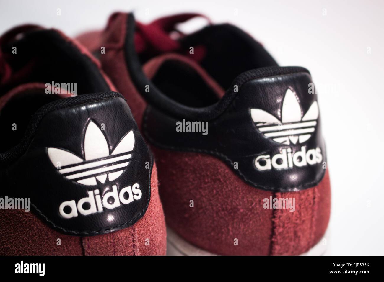 Kumamoto, Japan - Jan 14 2020 : Logo von Adidas, einem deutschen multinationalen Konzern, der Schuhe und Kleidung entwirft und herstellt, auf seinen Schuhen Stockfoto
