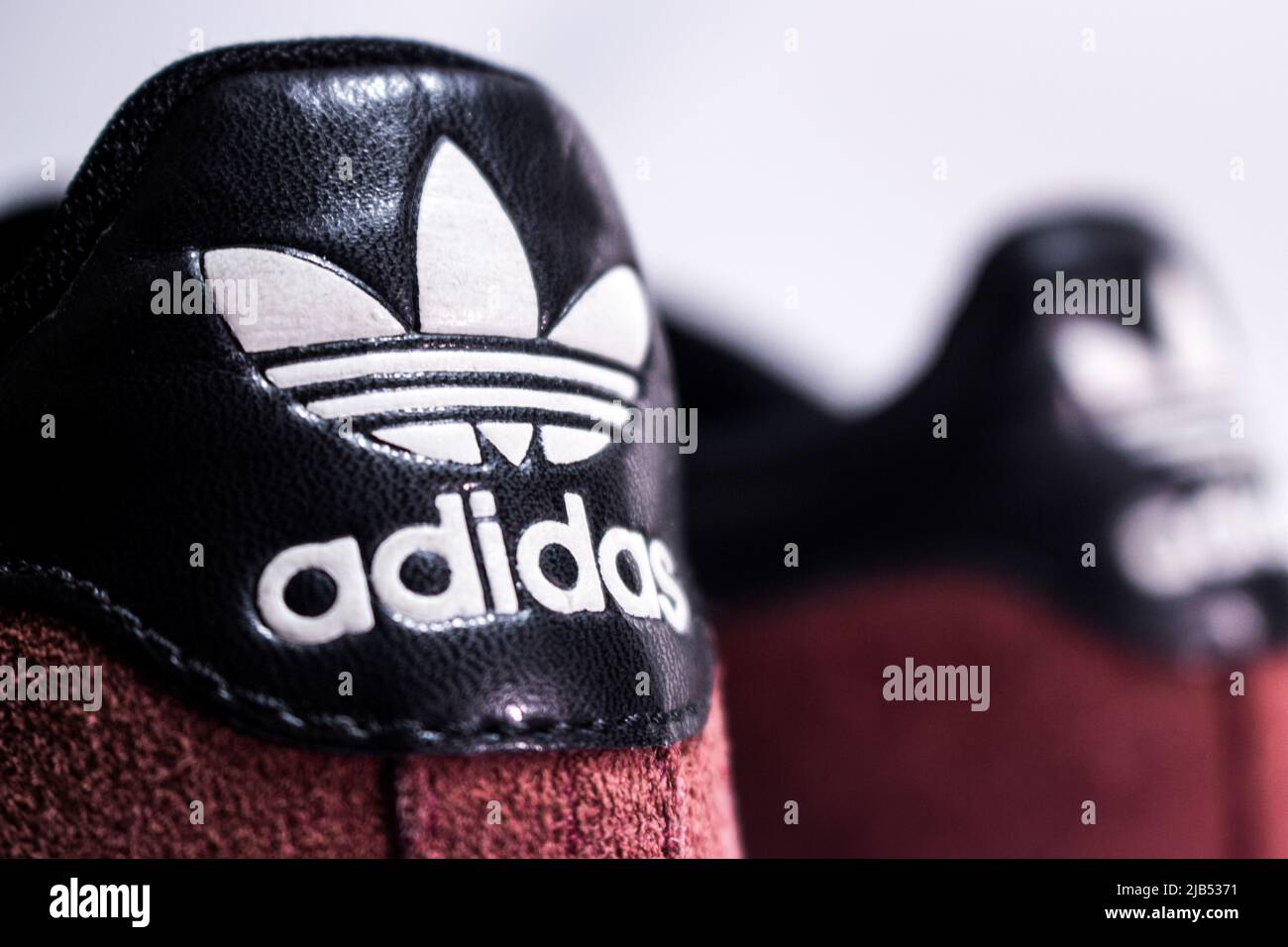 Kumamoto, Japan - Jan 14 2020 : Logo von Adidas, einem deutschen multinationalen Konzern, der Schuhe und Kleidung entwirft und herstellt, auf seinen Schuhen Stockfoto