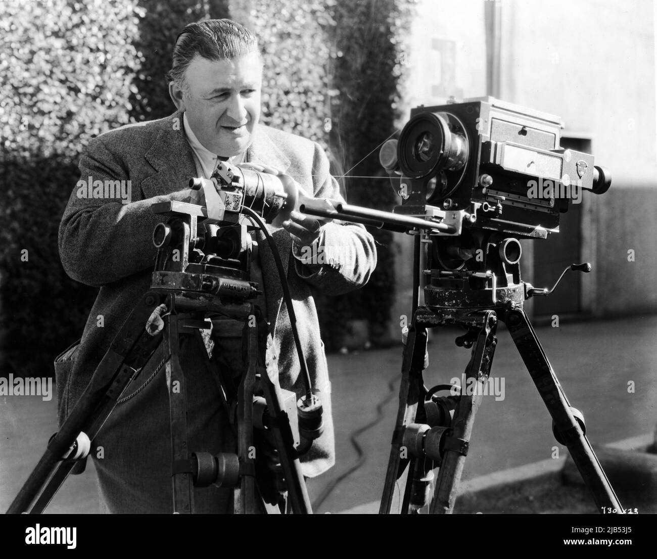 Der Kameramann KARL FREUND über das MGM Culver City Studios Lot Anfang 1936 entwickelte er mit dem Kamerasystem, das er für den REGISSEUR 1937 SIDNEY FRANKLIN Roman Pearl S. Buck Metro Goldwyn Mayer FÜR die Wiedergabe von Sonnenlicht in China entwickelte, wie es in China zu sehen war Stockfoto Der Kameramann KARL FREUND über das MGM Culver City Studios Lot Anfang 1936 entwickelte er mit dem Kamerasystem, das er für den REGISSEUR 1937 SIDNEY FRANKLIN Roman Pearl S. Buck Metro Goldwyn Mayer FÜR die Wiedergabe von Sonnenlicht in China entwickelte, wie es in China zu sehen war Stockfoto