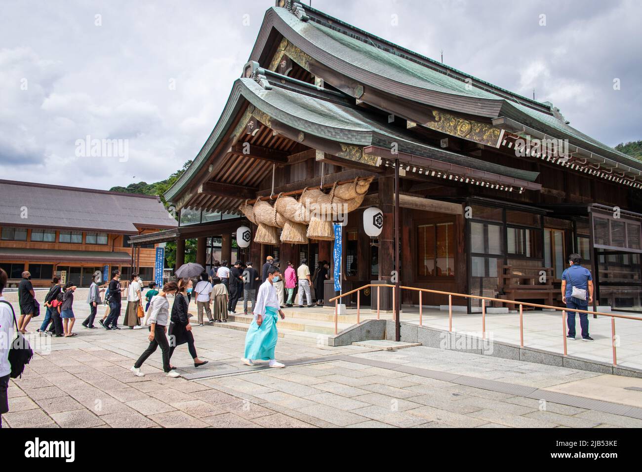 Izumo, Shimane, JAPAN - Sep 22 2020 : Gebete in Honden (Hauptheiligtum) im Izumo Taisha Schrein. Besucher werfen kleines Geld in die Spendenbox Stockfoto