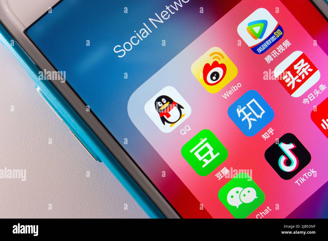 Die chinesischen populären SNS-Ikonen (Tencent QQ, Sina Weibo, Tencent Video, douban, Zhihu, Jinri Toutiao WeChat, TikTok, Xiao Hong Shu) auf dem iPhone Stockfoto