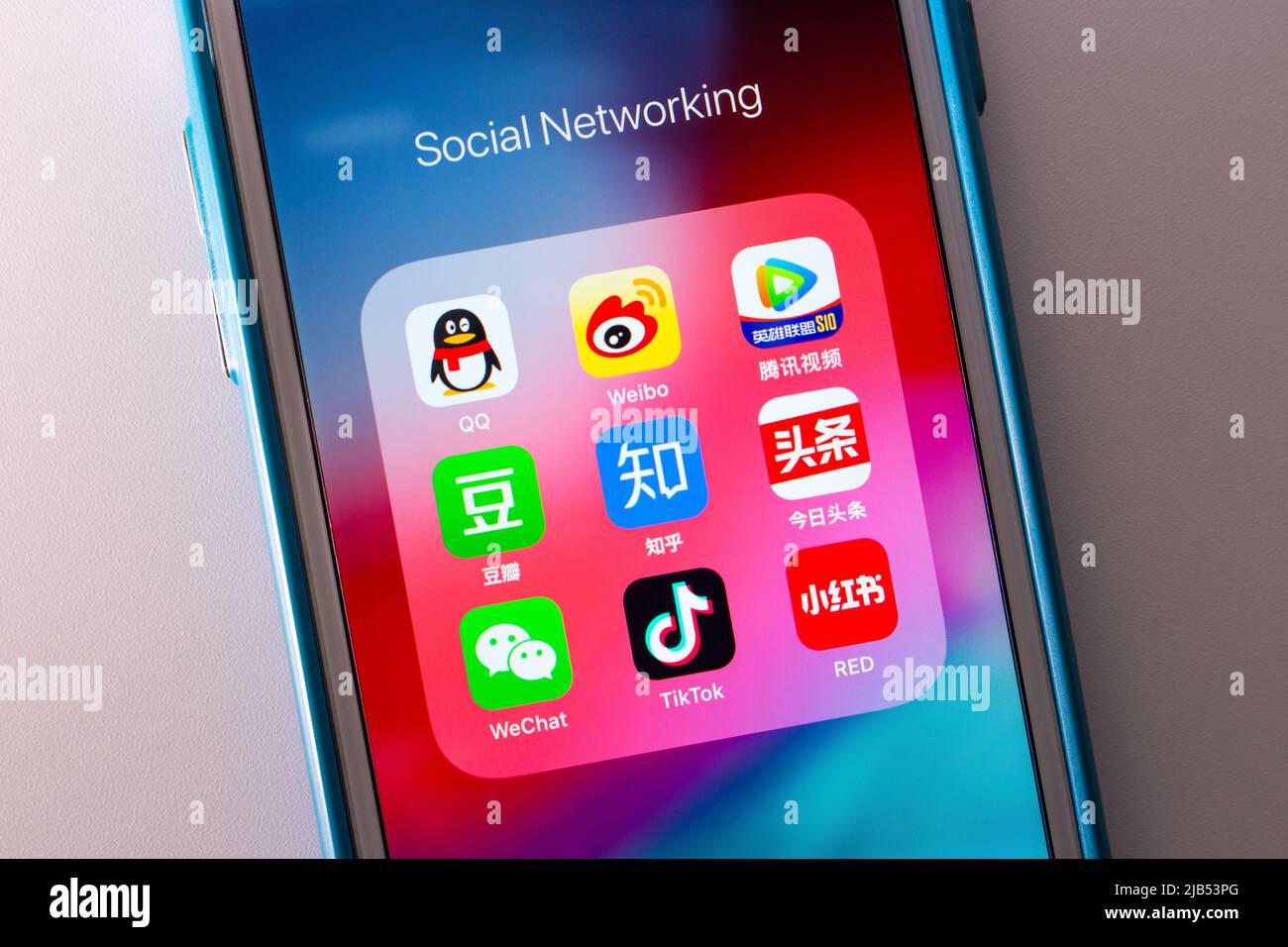Die chinesischen populären SNS-Ikonen (Tencent QQ, Sina Weibo, Tencent Video, douban, Zhihu, Jinri Toutiao WeChat, TikTok, Xiao Hong Shu) auf dem iPhone Stockfoto