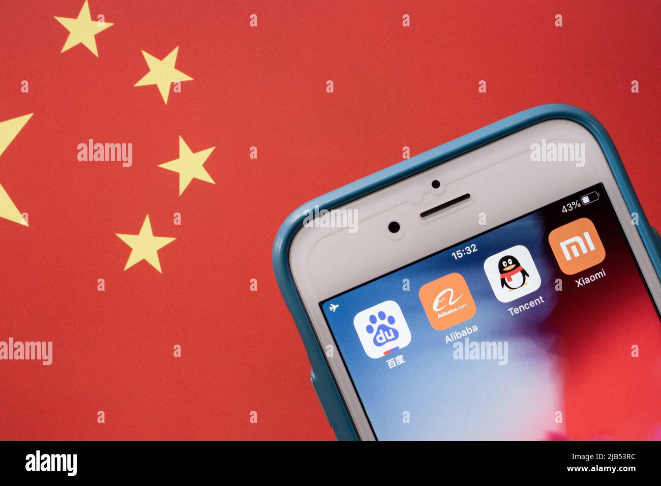 BATX China Big Tech (Baidu, Alibaba, Tencent & Xiaomi) auf iPhone auf chinesischer Flagge. BATX ist von GAFA (Google, Amazon, Facebook & Apple) konterreß Stockfoto