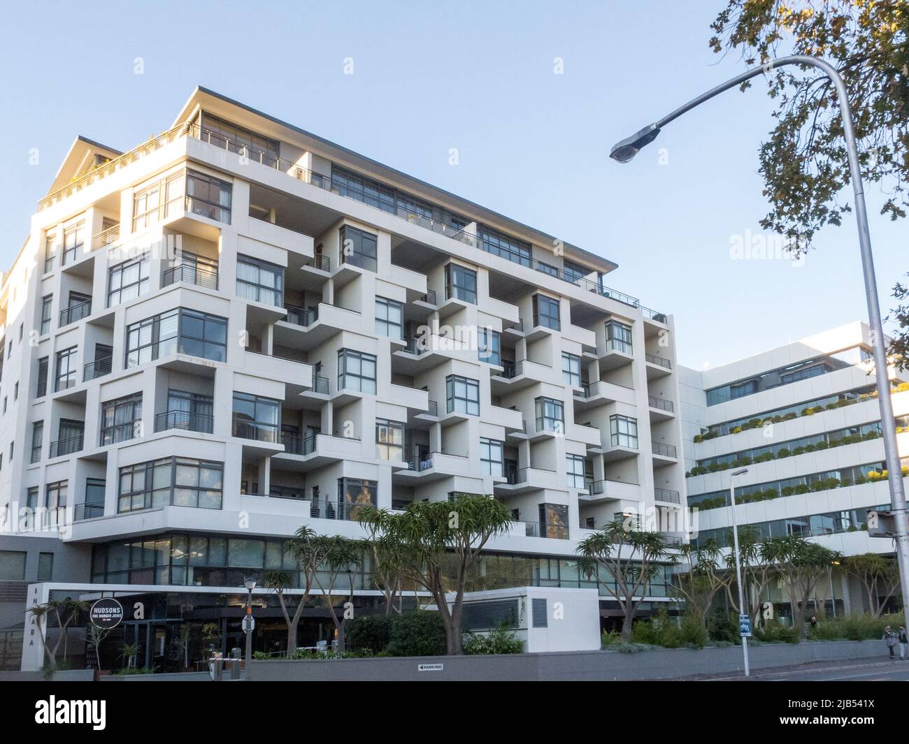 Apartmentblock oder Gebäude im zeitgenössischen oder modernen Architekturstil in Claremont, einem Vorort von Kapstadt, Südafrika Stockfoto