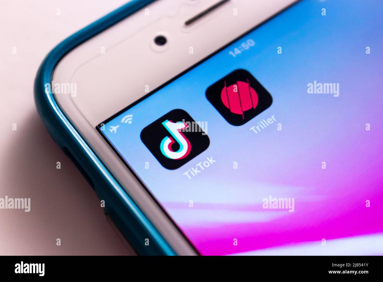 Kumamoto, JAPAN - Dez 4 2020 : TikTok und Triller Apps auf dem iPhone auf weißem Hintergrund. Stockfoto