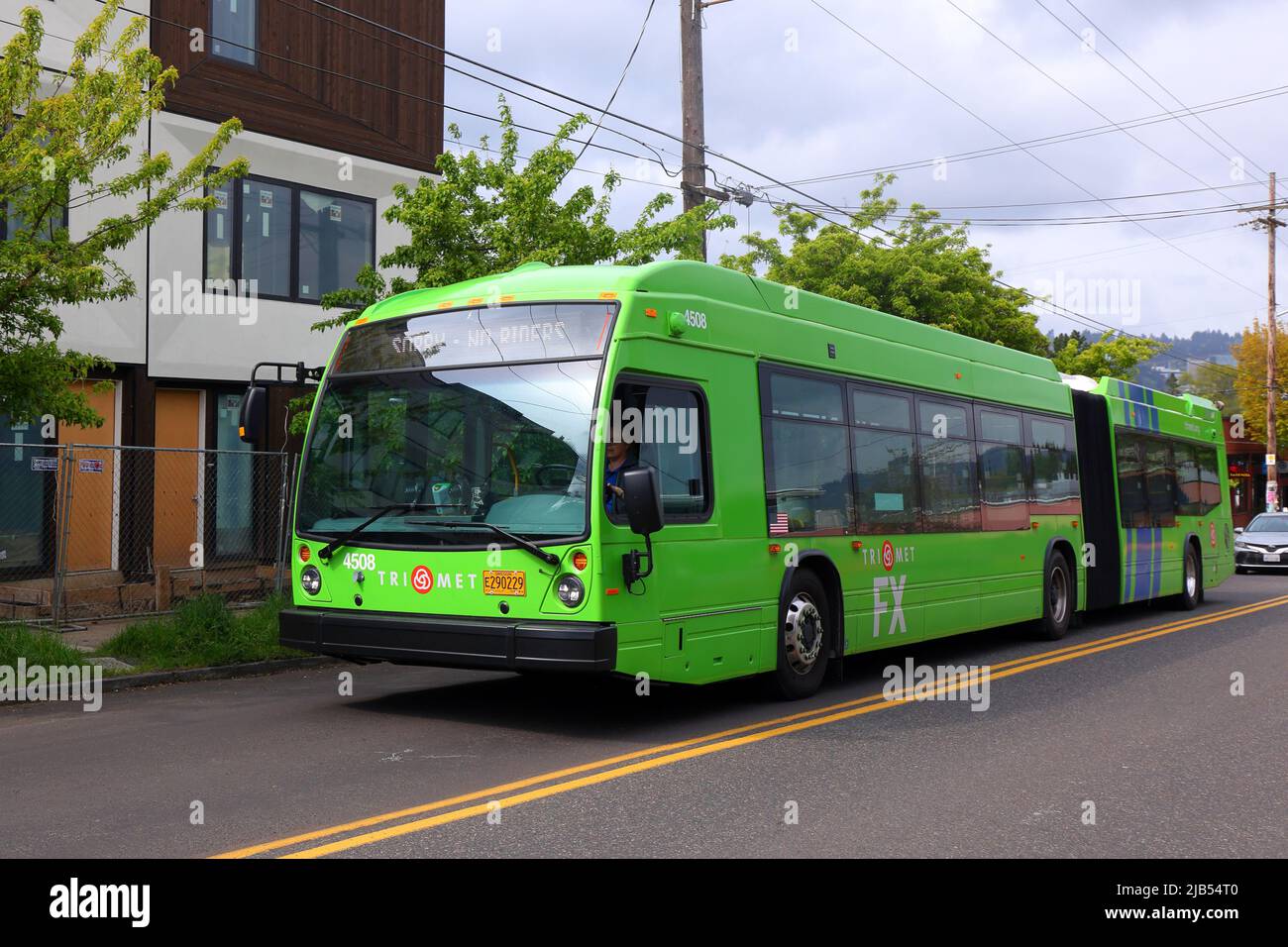 A Trimet FX Bus on SE Division St, Portland, Oregon, 28. April 2022. Die 60-Fuß-Gelenkbusse mit höherer Kapazität, die häufig verkehren, werden ... Stockfoto