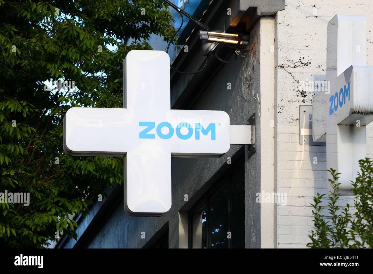 Beschilderung für die ZoomCare-Klinik für Notfallmedizin an einem Standort in Portland, Oregon. Stockfoto