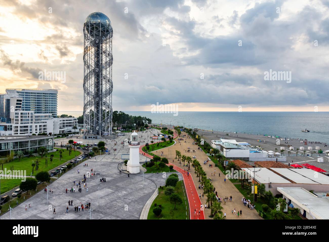 Wunderschöne Batumi, georgianische Urlaubsstadt und Hafen am Schwarzen Meer Panoramablick auf das Stadtzentrum vom Meer aus in goldenem Sommermorgen Sonnenlicht Stockfoto