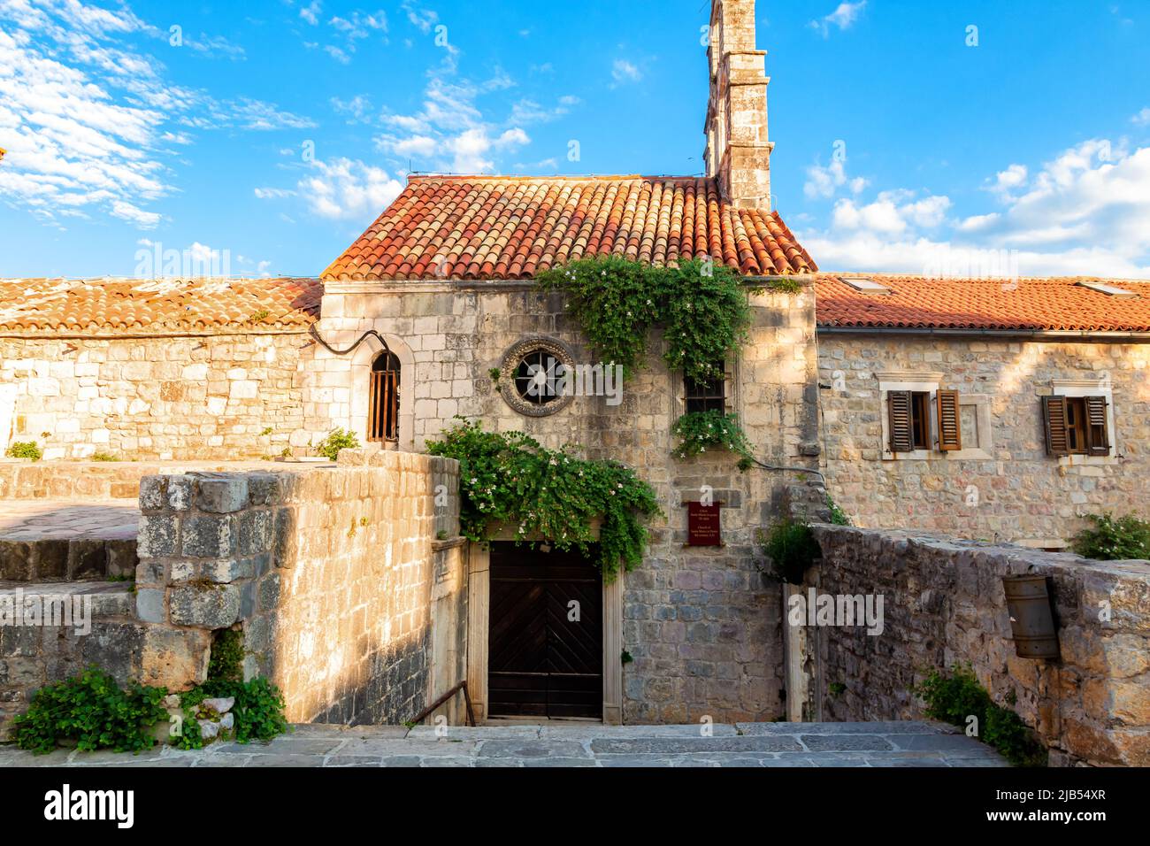 Die Altstadt von Budva, Montenegro. Die erste Erwähnung der Stadt - mehr als 26 Jahrhunderten. Wir sehen alte Häuser, eine sehr schmale Straße, Cafés, Geschäfte. Stockfoto