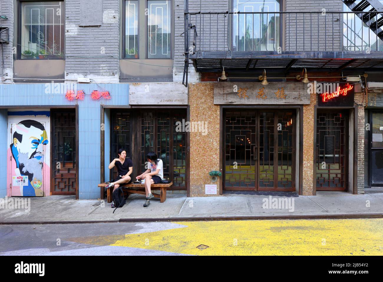 Peachy's, Chinese Tuxedo, 5 Doyers St, New York, NYC Schaufensterfoto einer Cocktailbar in Manhattan, Chinatown. Stockfoto