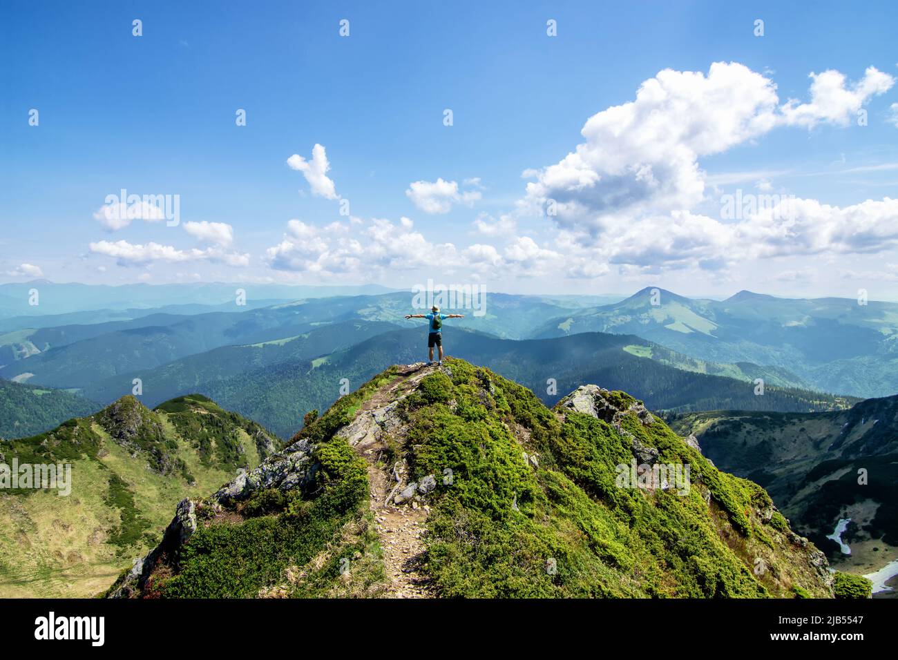 Mann auf dem Berg. Konzeptionelles Design. Auf dem Gipfel des Berges in den ukrainischen Karpaten, Marmarosh Kamm Stockfoto