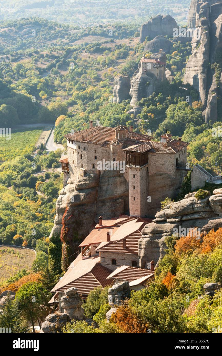 Panorama der orthodoxen Kirchen von Meteora auf den Gipfeln der Felsen, Klöster auf der Höhe, meteorische Felsen, die in der Luft schweben, Kalambaka, Thessalien, Griechenland Stockfoto