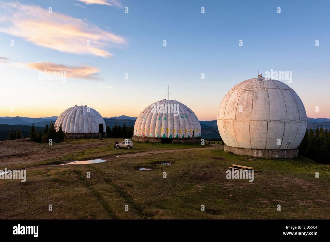 Sowjetische Pamir Radarstation, UdSSR geheimen militärischen Ort, Morgendämmerung an der ehemaligen Radarstation, militärische Einheit mit Antennen, Karpaten, Ukraine Stockfoto