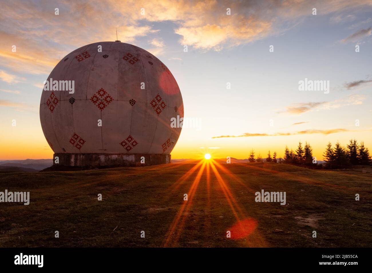Sowjetische Pamir Radarstation, UdSSR geheimen militärischen Ort, Morgendämmerung an der ehemaligen Radarstation, militärische Einheit mit Antennen, Karpaten, Ukraine Stockfoto