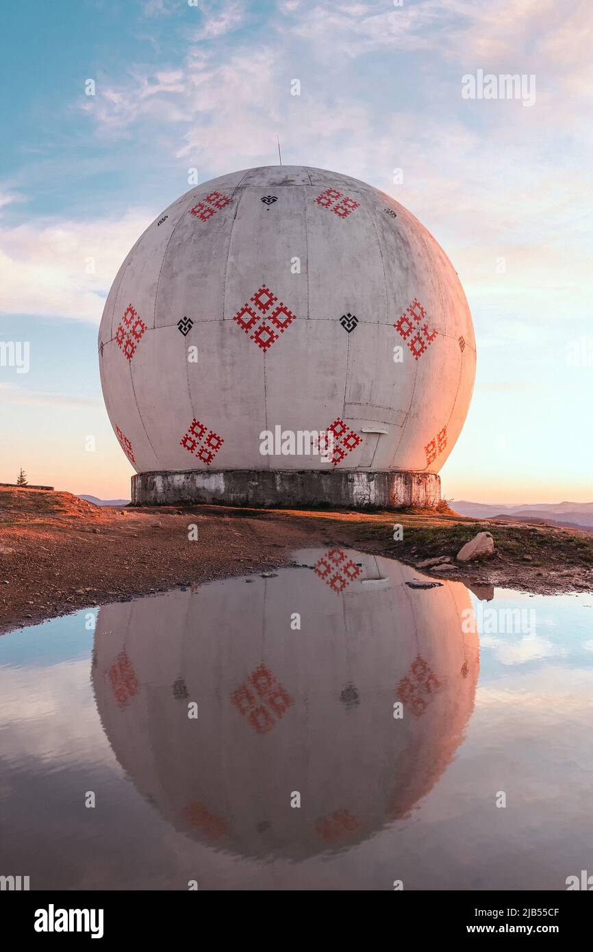 Sowjetische Pamir Radarstation, UdSSR geheimen militärischen Ort, Morgendämmerung an der ehemaligen Radarstation, militärische Einheit mit Antennen, Karpaten, Ukraine Stockfoto