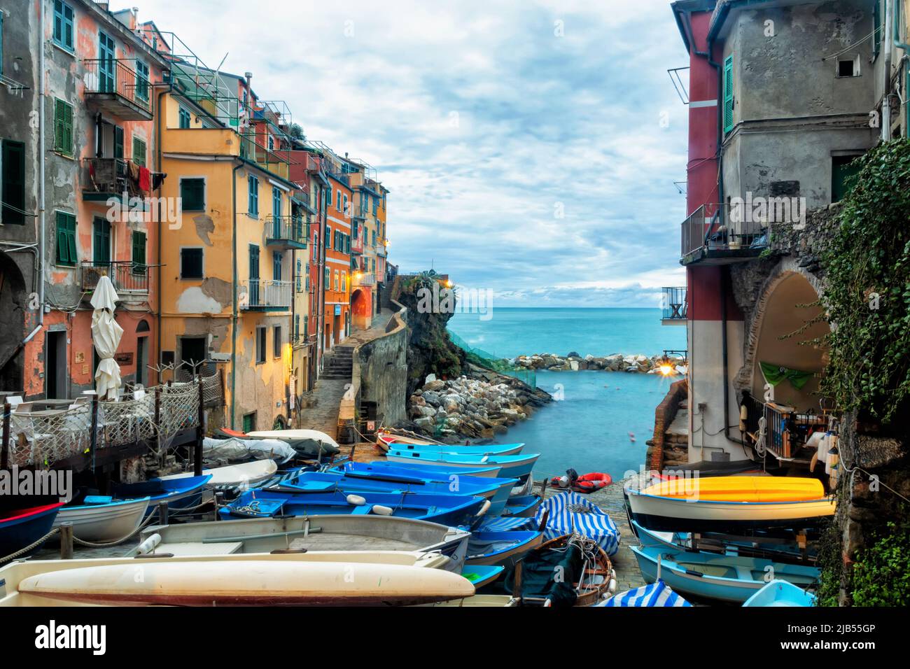 Riomaggiore Fishing Quarter, der Hafen eines kleinen italienischen Fischerdorfes am Abend Stockfoto