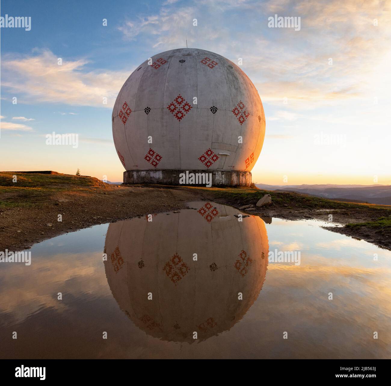 Sowjetische Pamir Radarstation, UdSSR geheimen militärischen Ort, Morgendämmerung an der ehemaligen Radarstation, militärische Einheit mit Antennen, Karpaten, Ukraine Stockfoto