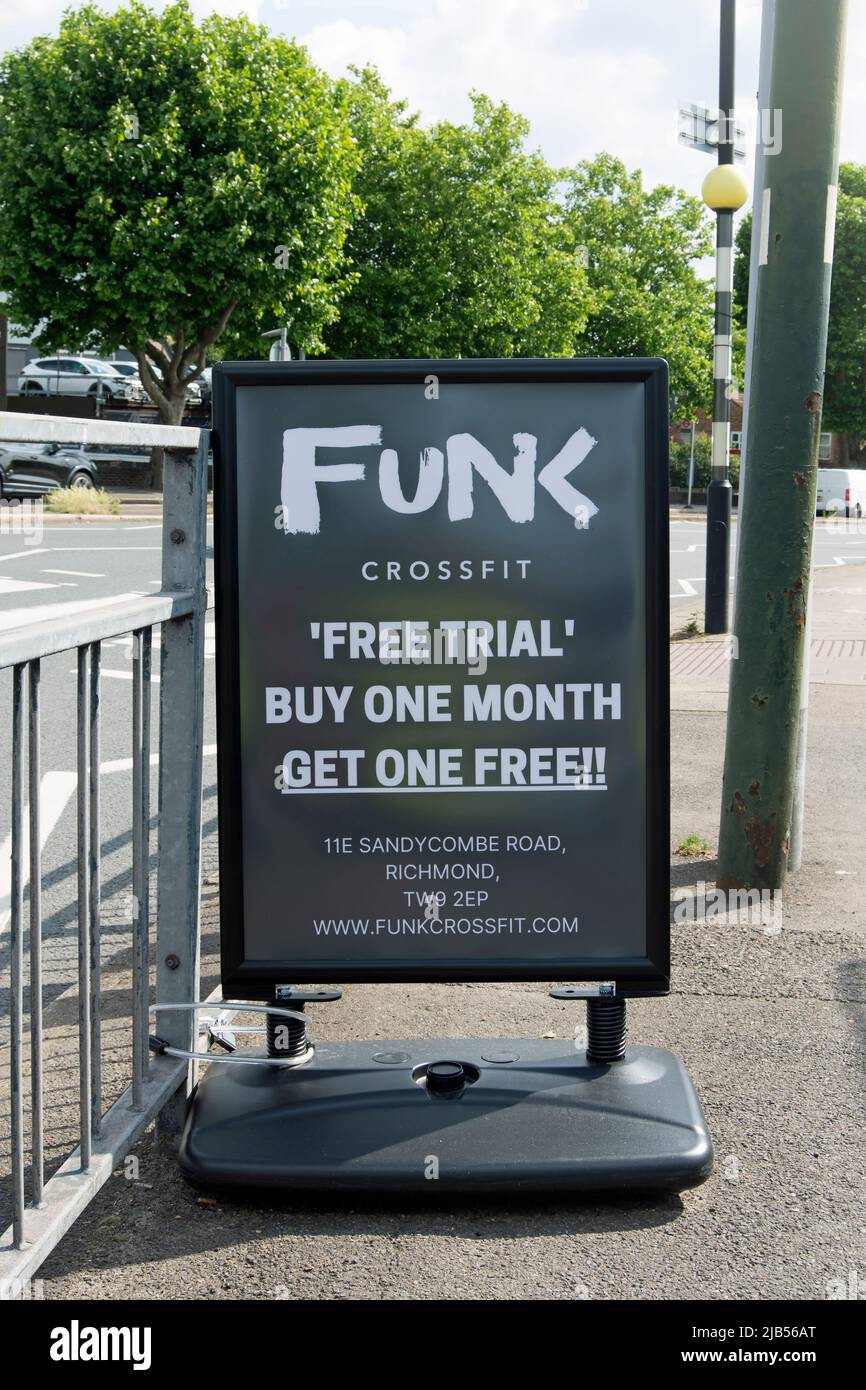 Werbebrett am Straßenrand für Funk Crossfit, ein Fitnessstudio in richmond, im Südwesten londons, england, das einen kostenlosen Trail und einen Monat kostenlos anbietet Stockfoto