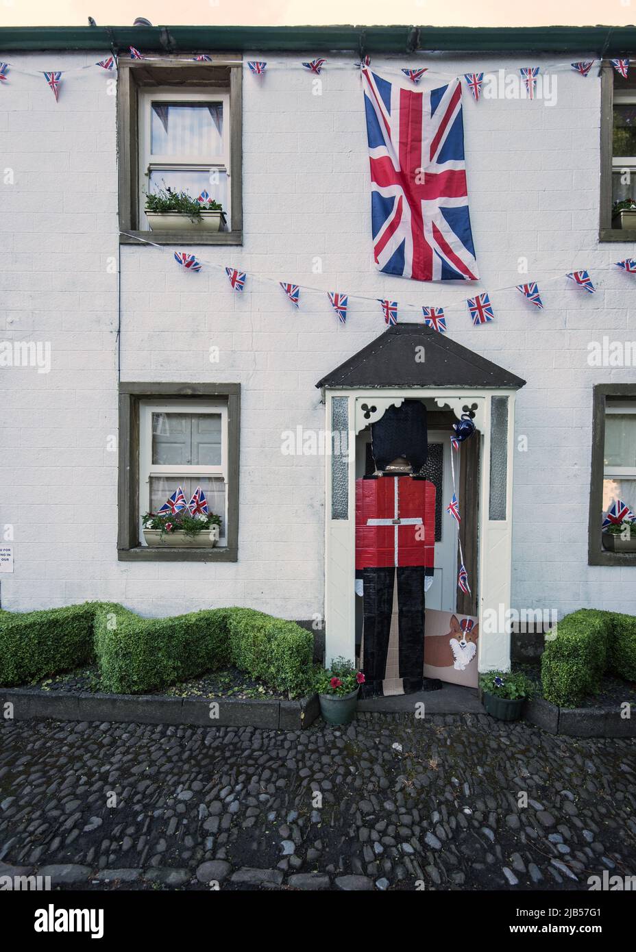 Innovatives Beefeater-Design, Union Jack & Ammer auf einem Grundstück mit Blick auf Maypole Green in Long Preston. Queen's Platinum Jubilee Celebrations 2022. Stockfoto