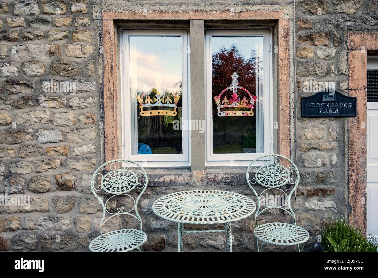 Dekorative Kronen auf einem Fenster in der School Lane, Long Preston, anlässlich der Feierlichkeiten zum Platin-Jubiläum der Königin. Stockfoto
