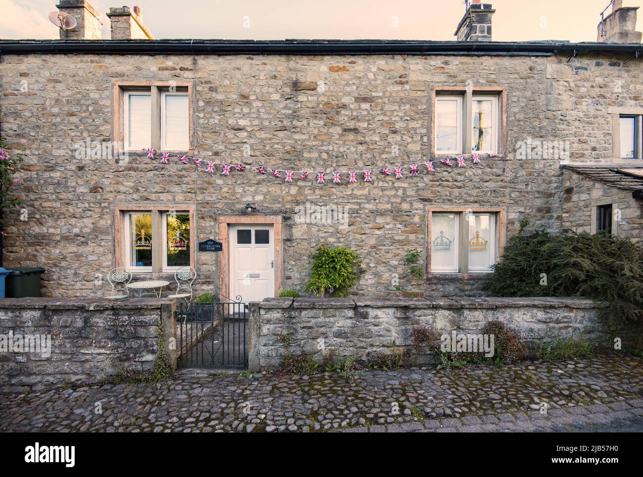 Dekorative Kronen auf einem Fenster in der School Lane, Long Preston, anlässlich der Feierlichkeiten zum Platin-Jubiläum der Königin. Stockfoto