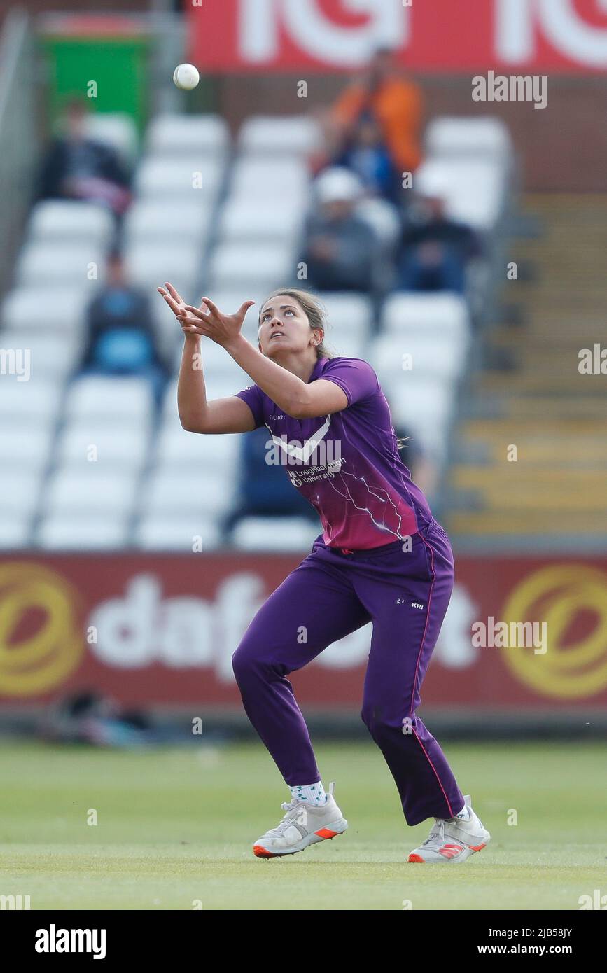 CHESTER LE STREET, GROSSBRITANNIEN. JUNI 1. Sophie Munro von Loughborough Lightning nimmt während des Charlotte Edwards Cup-Spiels zwischen Northern Diamonds und Loughborough Lightning am Mittwoch, dem 1.. Juni 2022, im Seat Unique Riverside, Chester le Street, eine eigene Bowlingbahn in die Hand. (Kredit: Will Matthews | MI News) Kredit: MI News & Sport /Alamy Live News Stockfoto