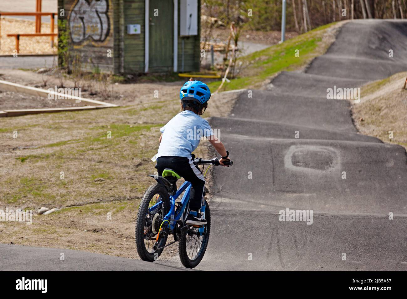 Umea, Norrland Schweden - 20. Mai 2022: Radsportjunge auf Pumpstrecke Stockfoto