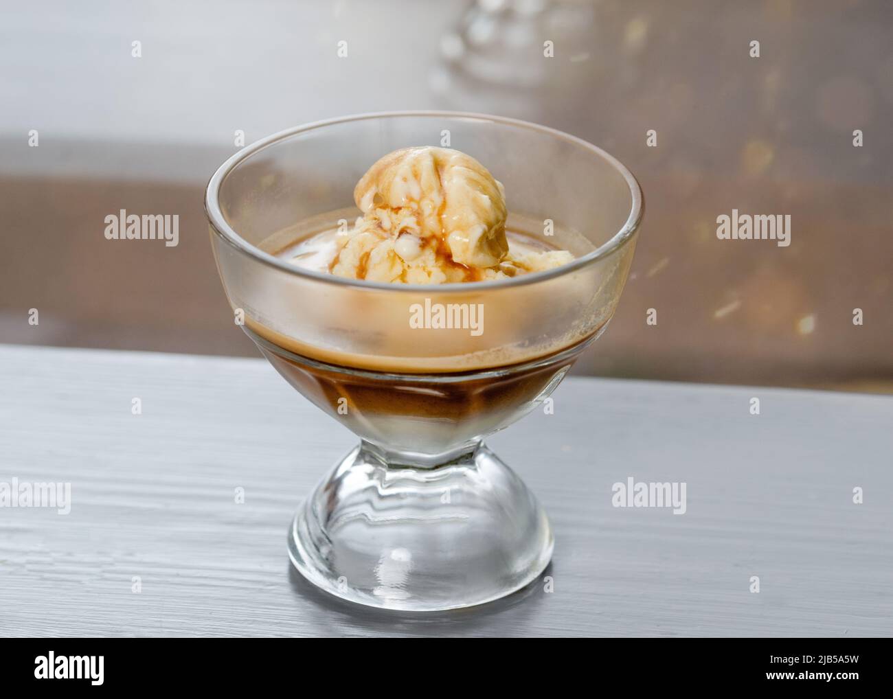 Vanilleeis mit Kaffeeexpresso auf einem Kaffeetisch Stockfoto