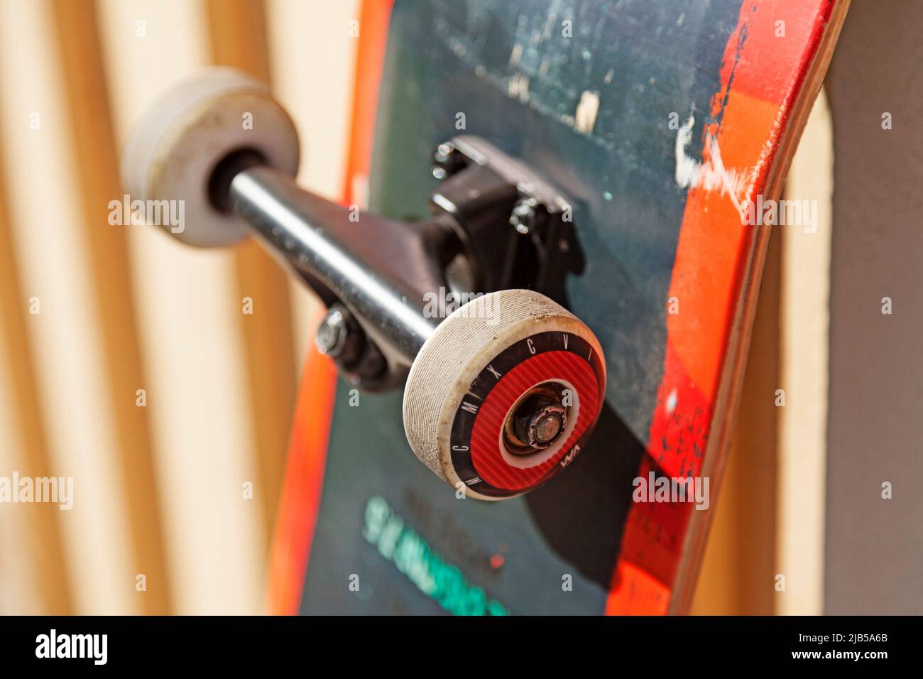 Umea, Norrland Schweden - 20. Mai 2022: Skateboard lehnt an Hauswand Stockfoto