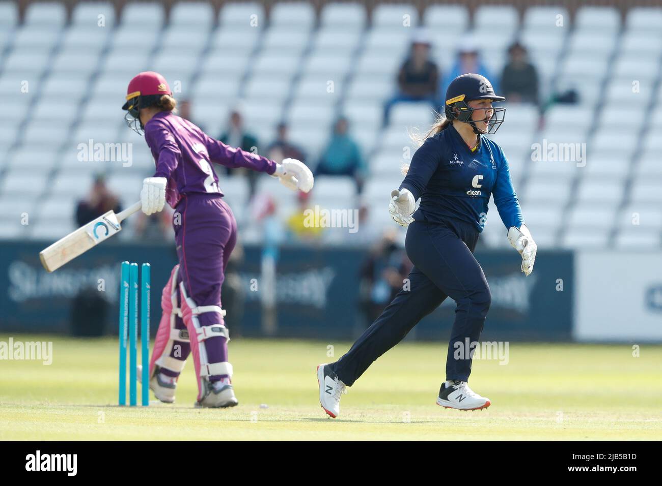 CHESTER LE STREET, GROSSBRITANNIEN. JUNI 1. Bess Heath of Northern Diamonds feiert, nachdem Sophie Munro von Loughborough Lightning während des Charlotte Edwards Cup-Spiels zwischen Northern Diamonds und Loughborough Lightning am Mittwoch, dem 1.. Juni 2022, am Seat Unique Riverside, Chester le Street, in die Scholle der Stadt gelautet wurde. (Kredit: Will Matthews | MI News) Kredit: MI News & Sport /Alamy Live News Stockfoto