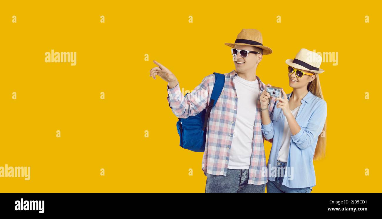 Glückliches junges Paar kaukasischer Touristen mit Kamera, die am Wochenende ins Ausland reisen. Stockfoto