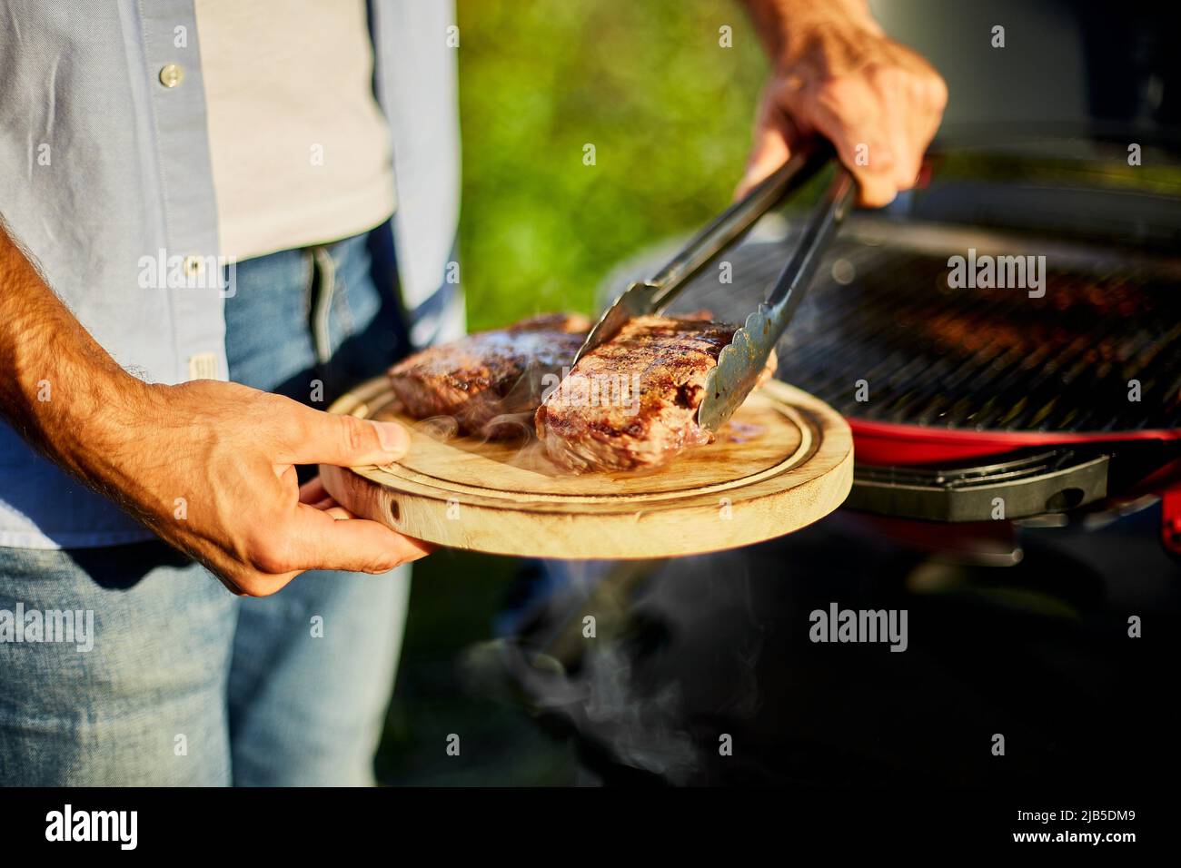 Eat steak man -Fotos und -Bildmaterial in hoher Auflösung – Alamy
