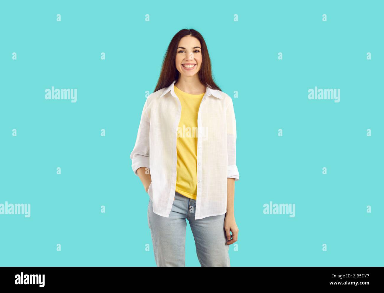 Porträt der jungen freudigen Frau in lässigem Outfit isoliert auf hellblauem Hintergrund. Stockfoto