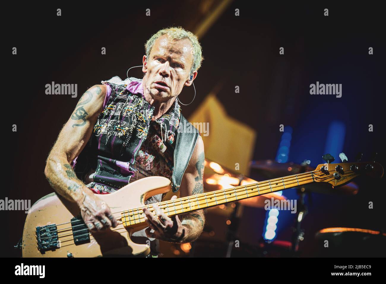 ZÜRICH, HALLENSTADION, 5. 2016. OKTOBER: Floh, Bassist der amerikanischen Funk-Rockband Red Hot Chili Peppers, live auf der Bühne für die Schweizer Etappe der „Getaway World Tour“ Stockfoto