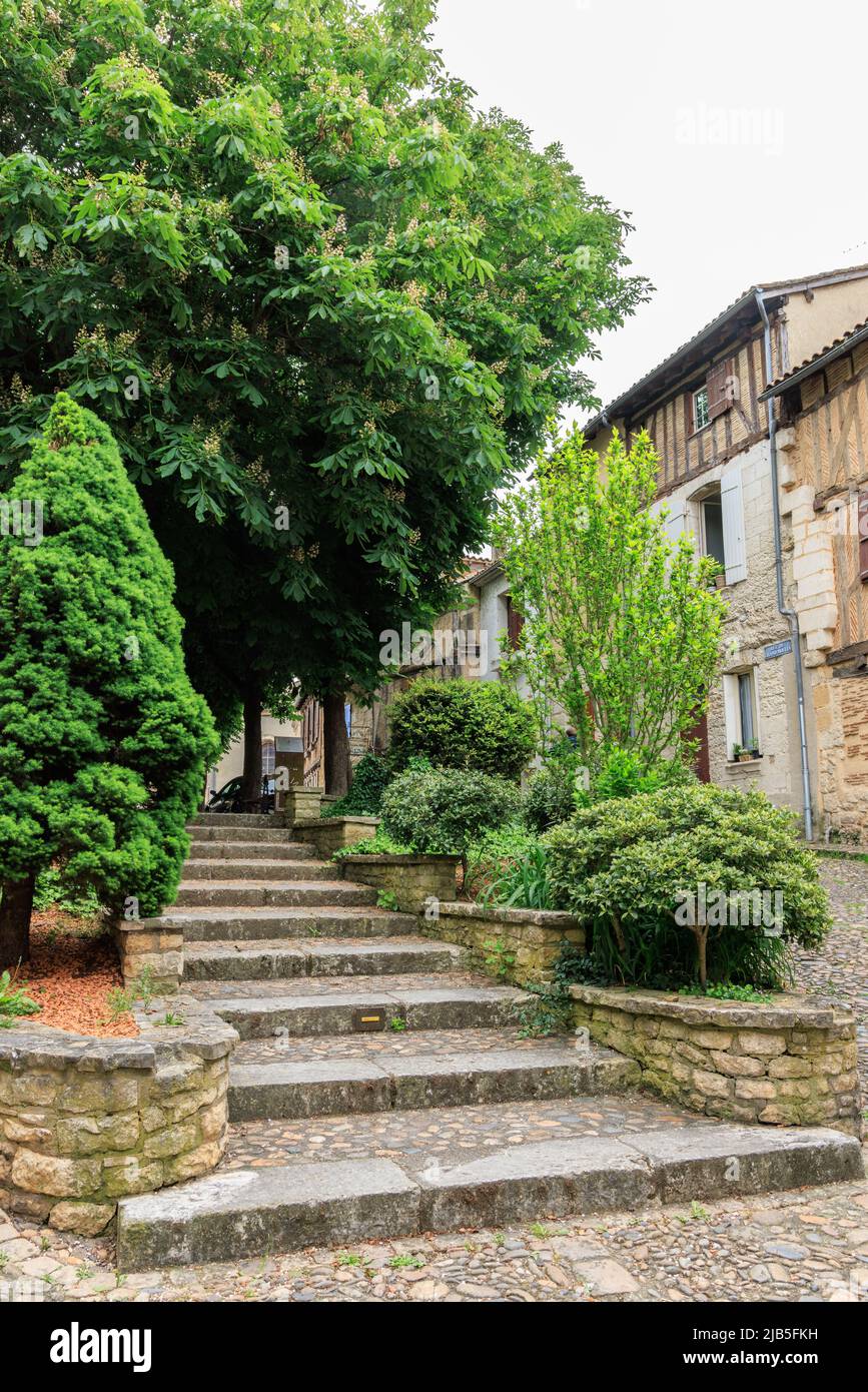 Littel Park mit Treppen und Häusern in der Region Bergerac Dordogne im Südwesten Frankreichs Stockfoto