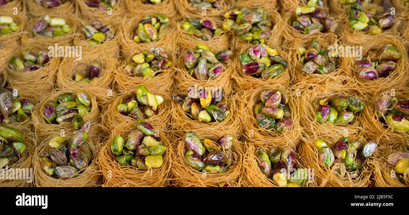 Platte mit Nachtigallen-Nestern oder Ouch El Boulboul. Arabisches Dessert mit Pistazie. Stockfoto