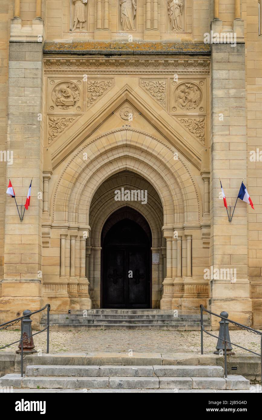 Eingang der Kirche Notre Dame in der Region Bergerac Dordogne im Südwesten Frankreichs Stockfoto