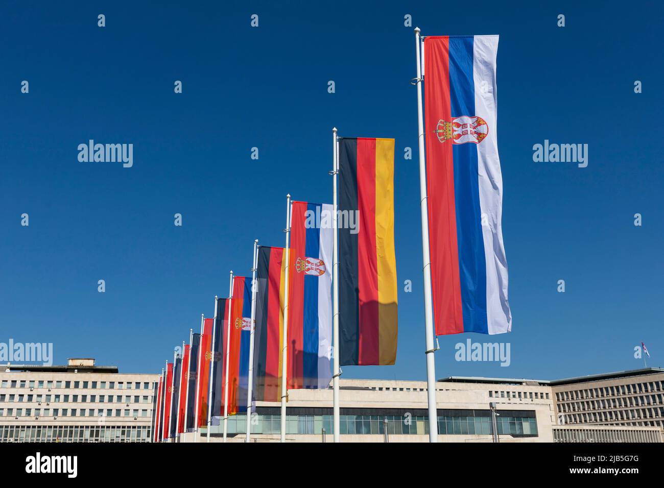 Deutsche und serbische Flaggen. Regierung, Politik, Diplomatie, Handel, Außenbeziehungen zwischen den europäischen Ländern. Stockfoto