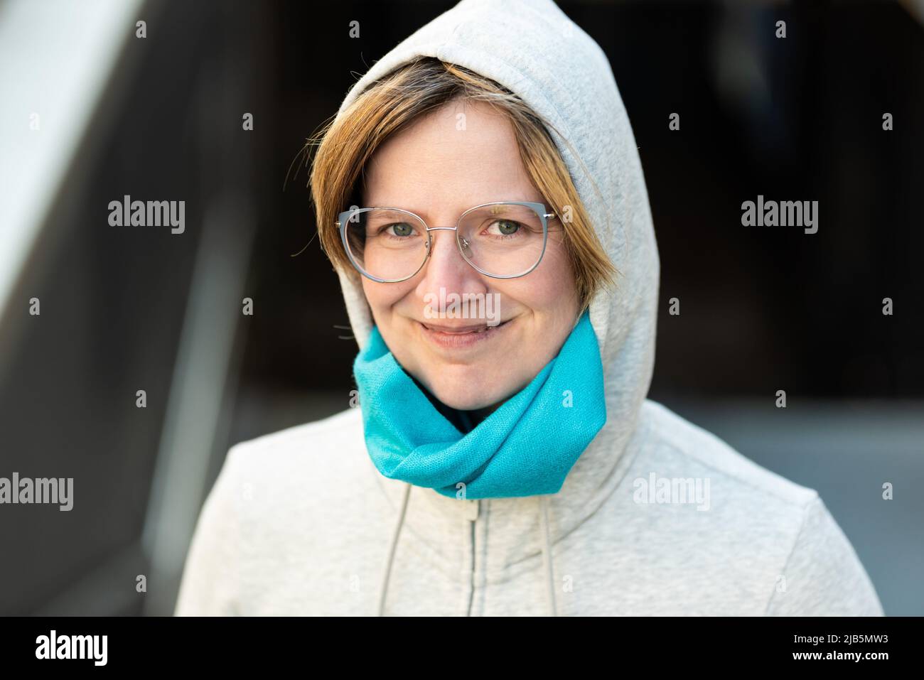Porträt einer 35-jährigen Frau, die einen Kapuzenpullover trägt und selbstbewusst aussieht, Brüssel, Belgien. Stockfoto