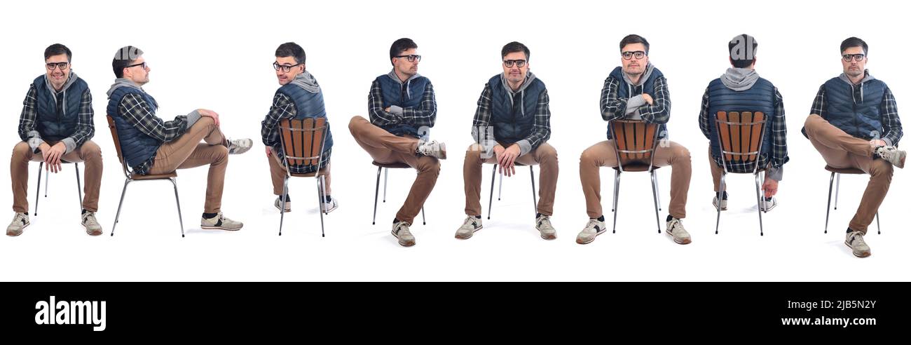 Große Gruppe von gleichen Männern auf einem Stuhl auf weißem Hintergrund sitzen. Stockfoto