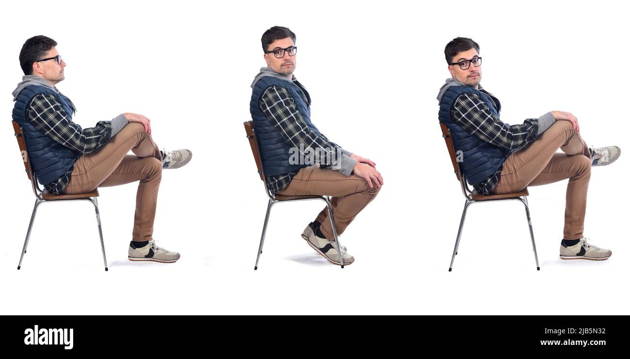 Seitenansicht der gleichen Männer, die auf einem Stuhl auf weißem Hintergrund sitzen. Stockfoto