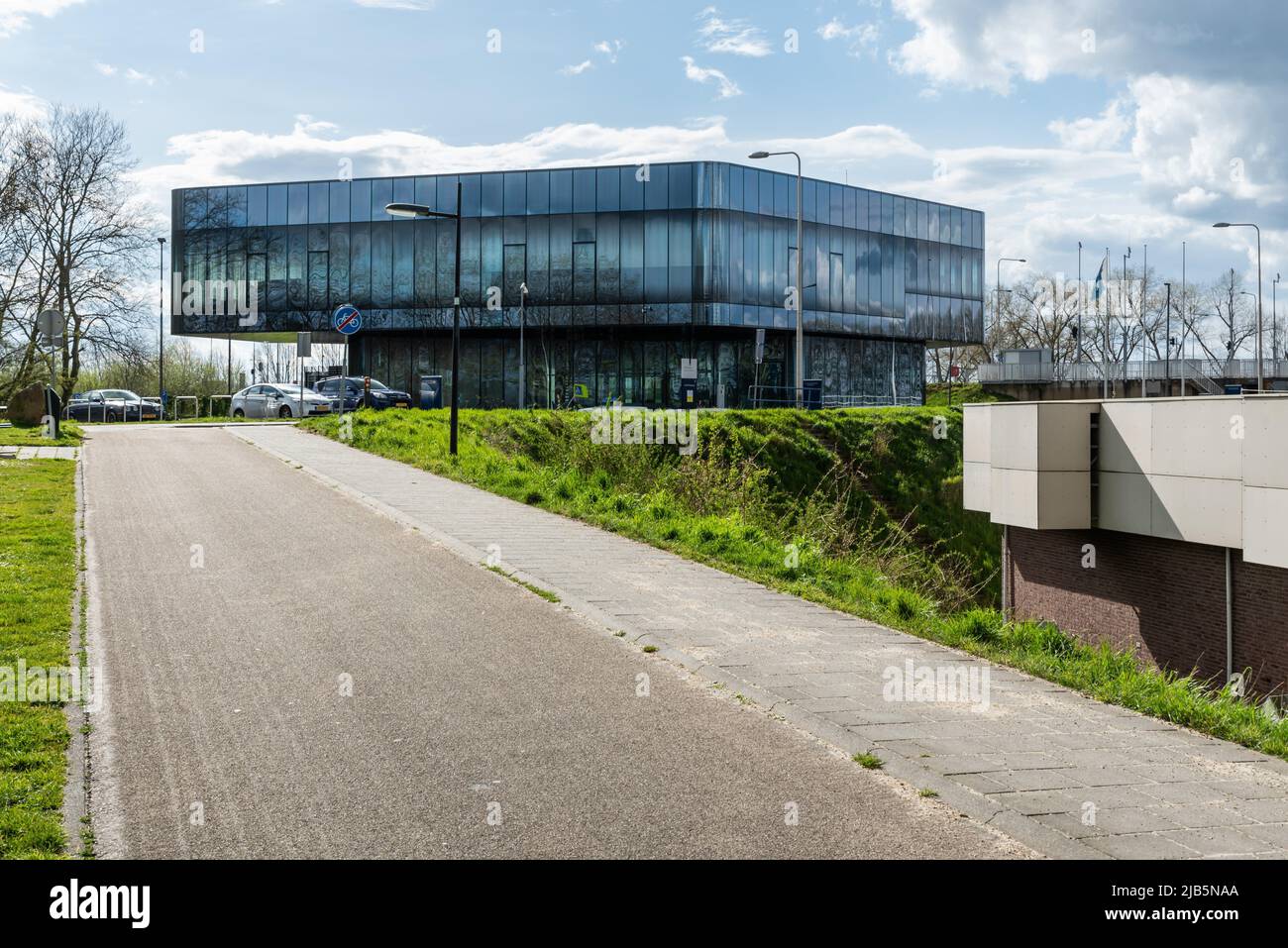 Maasbracht, Limburg, Niederlande - 04 20 2022 - Kontrollzentrum der Schleuse. Stockfoto