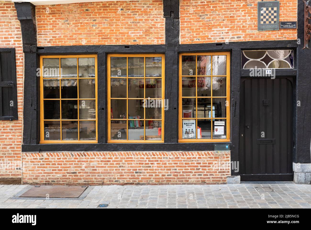 Diest, Limburg, Belgien - 11 04 2022 - gemusterte Fassade der Checkers Pattern Bar. Stockfoto