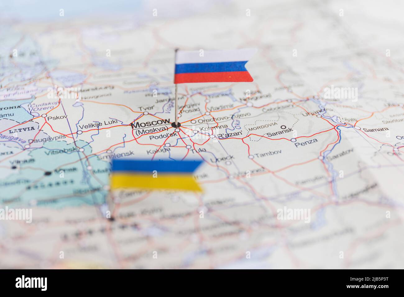 Flagge der Ukraine und Russlands auf geopolitischer Landkarte. Krieg in der Ukraine Stockfoto