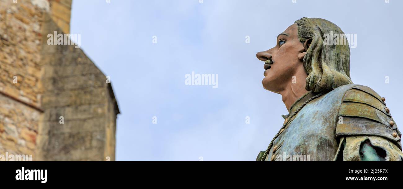 Bergerac Frankreich - 28. April 2022: Blick auf die Statue von Cyrano in den Straßen der Region Bergerac Dordogne im Südwesten Frankreichs Stockfoto
