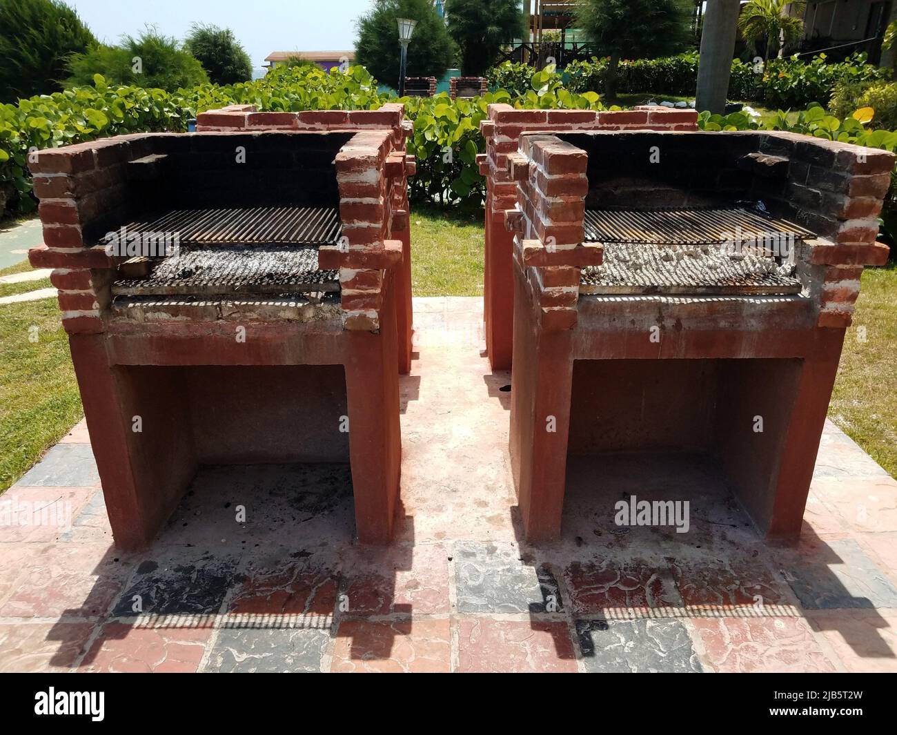 Grill aus rotem Backstein oder Mauerwerk mit Asche im Freien  Stockfotografie - Alamy