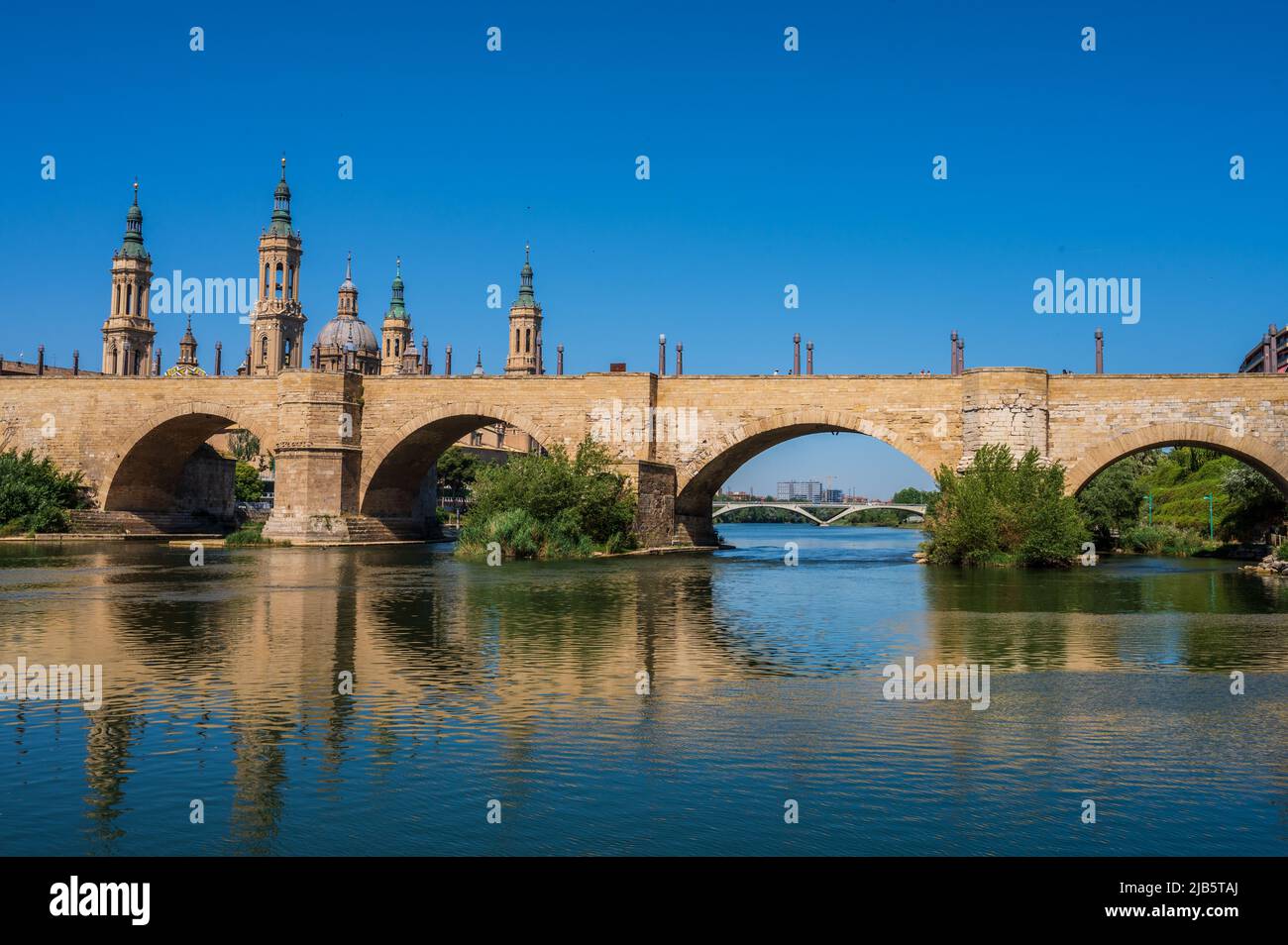 Steinbrücke (Puente de Piedra) und Kathedrale-Basilika unserer Lieben Frau von der Säule, eine römisch-katholische Kirche in der Stadt Zaragoza, Aragon, Spanien Stockfoto