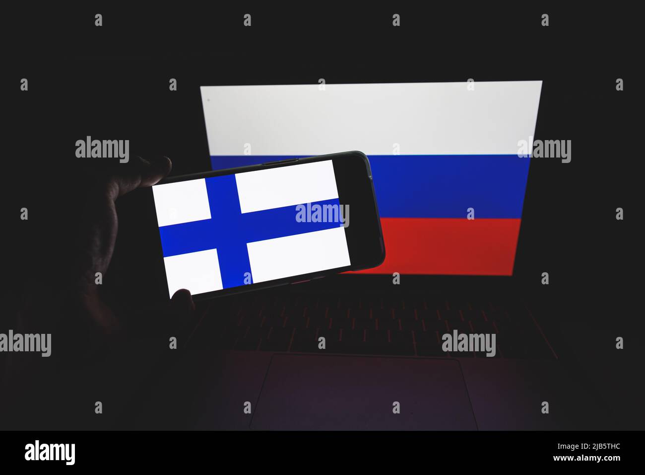 Finnland und russische Flaggen auf Bildschirmen Finnland will der NATO beitreten Stockfoto